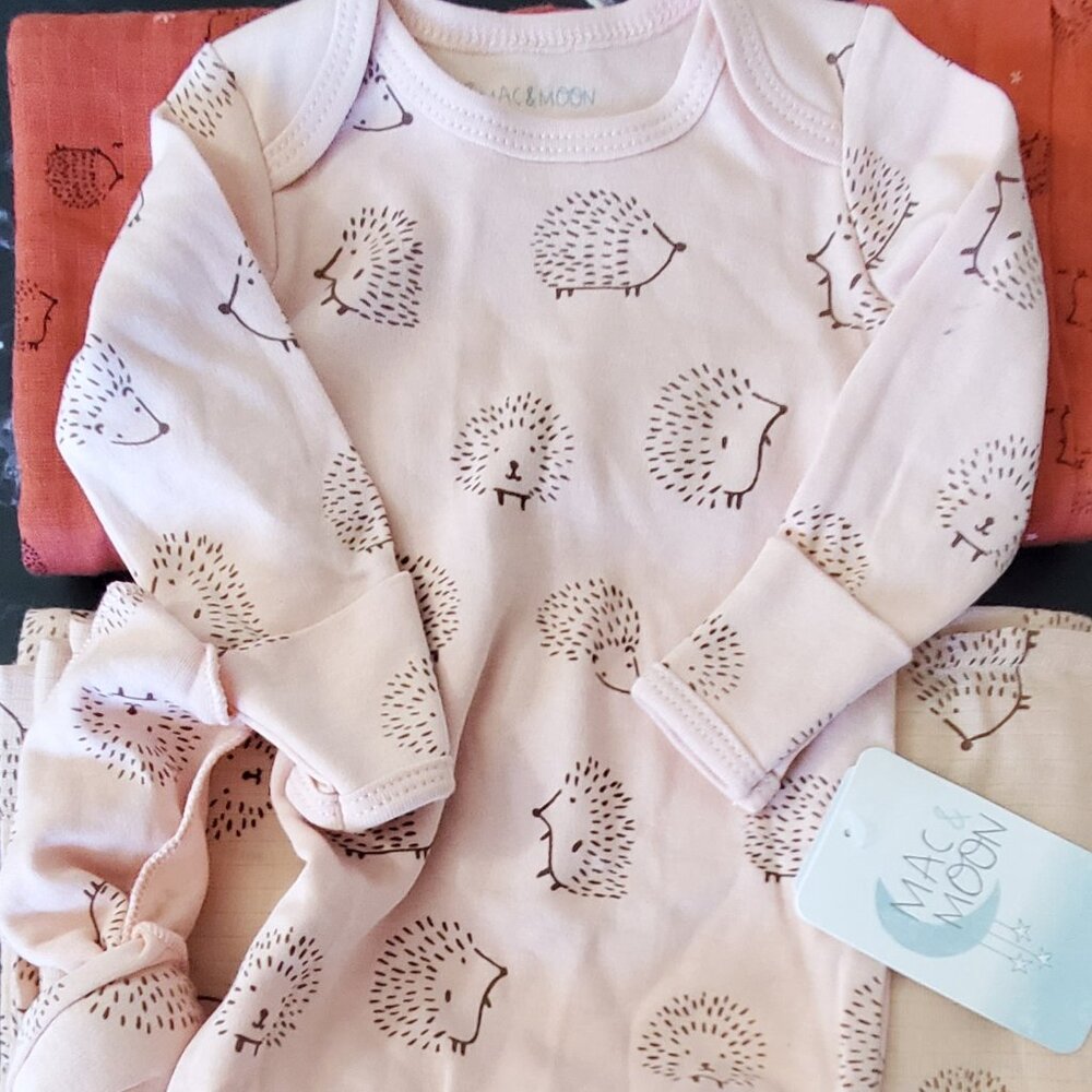 Mac & Moon NB Gown & 2 Swaddles Hedgehog  Size New Born New w/o Tags